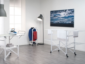 Напольная деревянная вешалка для костюмов ilMettinsieme bianco Foppapedretti в интерьере