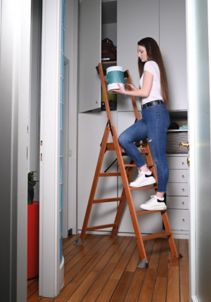 Стремянка 5 ступеней Scala 5.0 noce Foppapedretti в интерьере