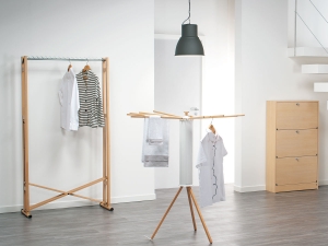 Напольная вешалка Snake 90 naturale Foppapedretti разложенная в интерьере