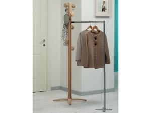 Напольная деревянная вешалка Espansiva Lux naturale Foppapedretti в интерьере